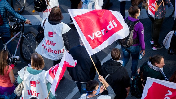 Mitglieder der Gewerkschaft Verdi demonstrieren mit Fahnen. © picture alliance/dpa | Christoph Soeder Foto: Christoph Soeder