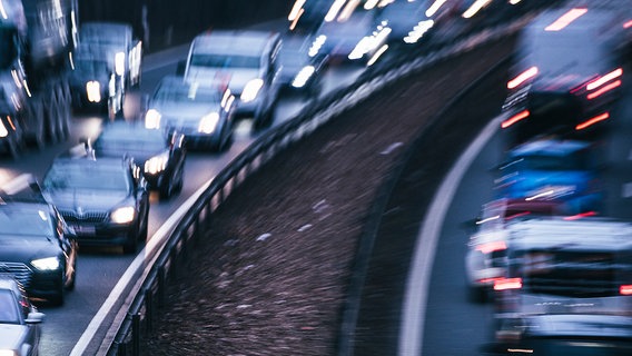 Zahlreiche Fahrzeuge fahren auf einer Autobahn. © NDR Foto: Julius Matuschik