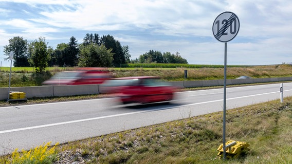Ein Verkehrszeichen weist auf die Aufhebung des Tempolimits von 120 km/h hin. (Symbolbild) © picture alliance Foto: Stephan Goerlich