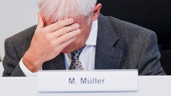 Matthias Müller, Vorstandsvorsitzender der Volkswagen AG hält seine Hand vor sein Gesicht. © dpa - Bildfunk Foto: Julian Stratenschulte