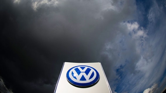 VW-Logo vor dunklen Wolken © dpa - Bildfunk Foto: Julian Stratenschulte