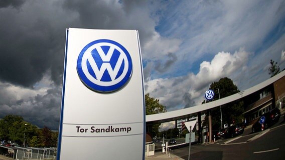 Dunkle Wolken ziehen über das Betriebsgelände von Volkswagen in Wolfsburg. © dpa - Bildfunk Foto: Julian Stratenschulte