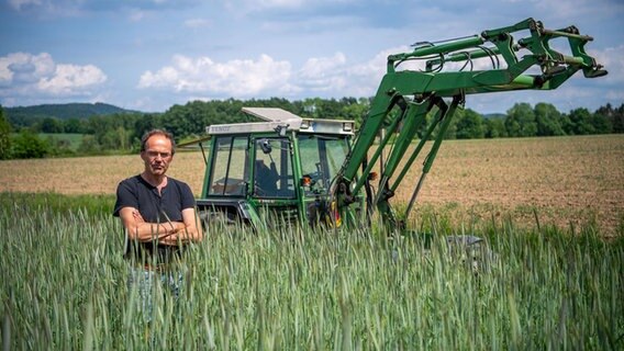 Der Landwirt Ulf Allhoff-Cramer steht auf einem Feld. © picture alliance/dpa | Lino Mirgeler Foto: Lino Mirgeler