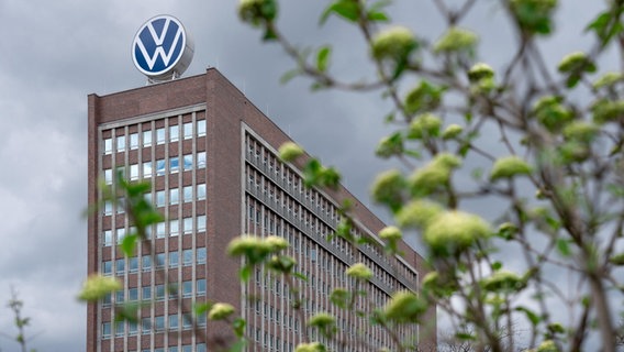 Das Markenhochhaus des Volkswagenwerks in Wolfsburg. © dpa Foto: Daniel Kalker