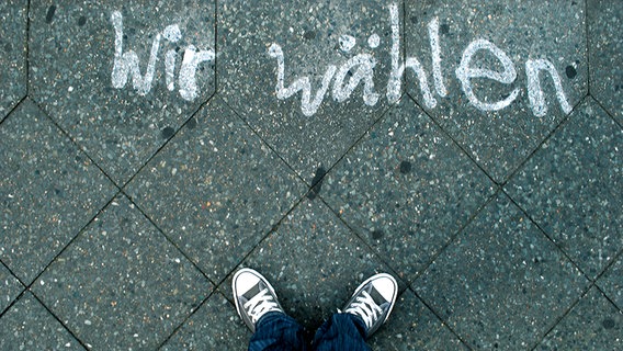 Schriftzug "Wir wählen" auf Straße gesprüht. © photocase.de Foto: kallejipp