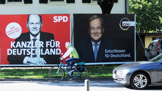 Ein Wahlplakat der SPD zur Bundestagswahl 2021 hängt neben einem Plakat der CDU. © picture alliance / ROPI Foto: Antonio Pisacreta