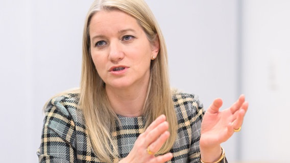 Kathrin Wahlmann (SPD), Justizministerin Niedersachsen, spricht während eines Interviews über ein Böllerverbot. © picture alliance/dpa | Julian Stratenschulte Foto: Julian Stratenschulte