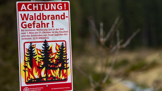 Ein Schild weißt auf Waldbrandgefahr hin. © dpa-Bildfunk Foto: Swen Pförtner
