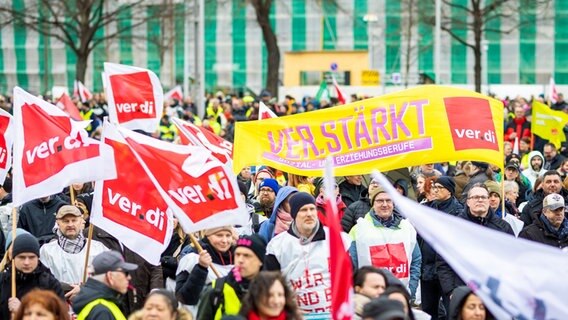 Demonstranten nehmen an einer Kundgebung auf dem Trammplatz vor dem Neuen Rathaus in Hannover teil. © picture alliance/dpa Foto: Moritz Frankenberg