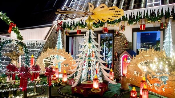 Zahlreiche Lichter erstrahlen am weihnachtlich geschmückten Haus der Familie Borchart in Delmenhorst. © dpa-Bildfunk Foto: Christian Dittrich/dpa