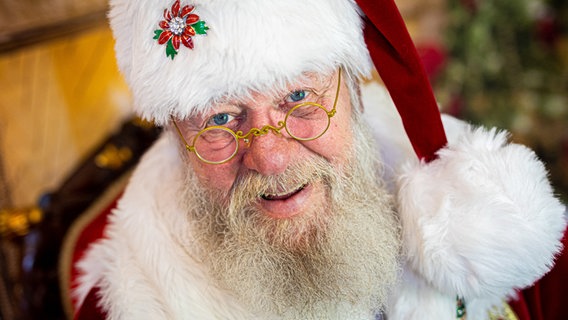 Der Weihnachtsmann Willi Dahmen lächelt in die Kamera. © dpa-Bildfunk Foto: Moritz Frankenberg