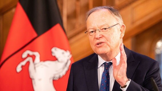 Niedersachsen, Hannover: Stephan Weil (SPD), Ministerpräsident Niedersachsen, spricht im Gästehaus der Landesregierung. © dpa 