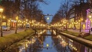 Weihnachtsbeleuchtung am Hauptkanal in Papenburg. © NDR Foto: Elisabeth Ludwig