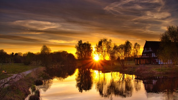 Sonnenuntergang auf der Allerbrücke am Mühlenmuseum Gifhorn © NDR Foto: Markus Baatz