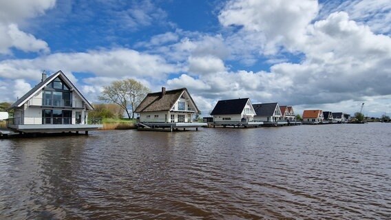 Häuser stehen am Wasser in Harlesiel. © NDR Foto: Ricardo Mertsch