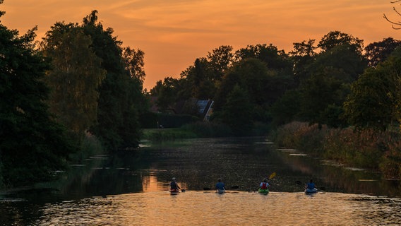 Kanuten sind bei Sonnenaufgang auf der Hunte in Tungeln unterwegs. © NDR Foto: Wencke Iburg