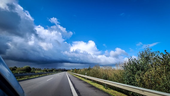 Wolken sind am Himmel hinter einer Autobahn zu sehen. © NDR Foto: Andreas Plenz