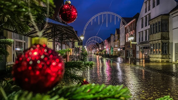Blick in die weihnachtlich geschmückte Innenstadt von Nienburg. © NDR Foto: Tanja Scheer