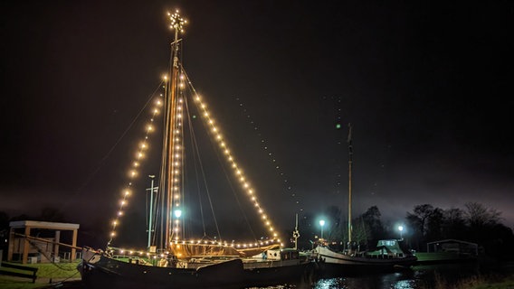Das Schiff "Wappen von Ihlow" in weihnachtlichem Glanz. Aufgenommen am 13.12.2023 um 17:46 Uhr am Ems-Jade Kanal. © NDR Foto: Joerg David