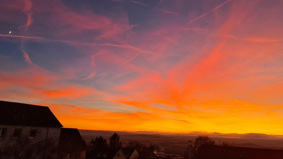 Orange-roter Himmel im Göttinger Ortteils Geismar. © NDR Foto: Andrea Wiedermann