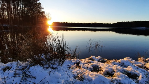 Sonnenuntergang an einem See. © NDR Foto: Ingrid Groothoff