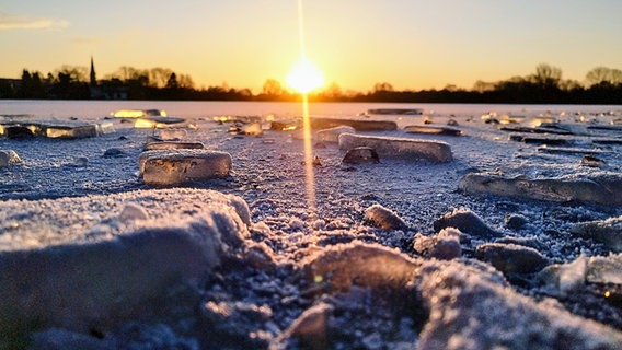 Die Sonne geht am Horizont hinter Nienburg auf. © NDR Foto: Antje Bode