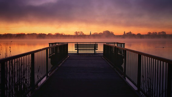 Die Sonne geht am Seeburger See unter. © NDR Foto: Christian Würzbach