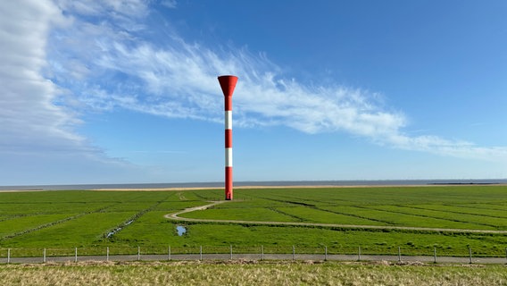 Ein Signalturm an der Elbe nahe des Otterndorfer Hafens im Landkreis Cuxhaven wird von der Sonne angestrahlt. © NDR Foto: Uwe Wendland