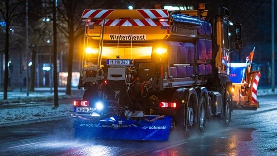 Ein Streufahrzeug fährt am frühen Morgen eine Straße im Zentrum von Hannover entlang. © Moritz Frankenberg/dpa Foto: Moritz Frankenberg/dpa