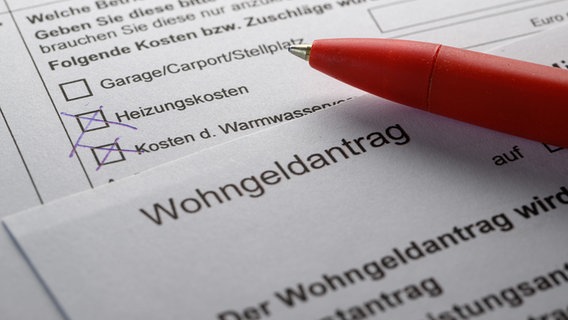Ein Stift liegt auf einem Wohngeldantrag auf einem Tisch. © picture alliance/dpa 