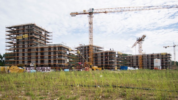 Mehrfamilienhäuser werden in der Wasserstadt Limmer in einem neuen Wohnquartier gebaut. © picture alliance/dpa | Julian Stratenschulte Foto: Julian Stratenschulte