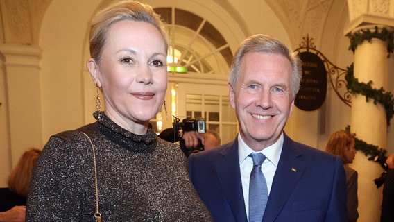 Christian Wulff (CDU, r), ehemaliger Bundespräsident, und Bettina Wulf (Archivbild vom 07.01.2023) © Karl-Josef Hildenbrand/dpa +++ dpa-Bildfunk +++ Foto:  Karl-Josef Hildenbrand