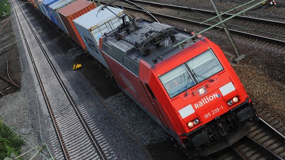Blick auf einen Güterzug, der über die Gleise fährt. © picture alliance / dpa | Julian Stratenschulte Foto: Julian Stratenschulte