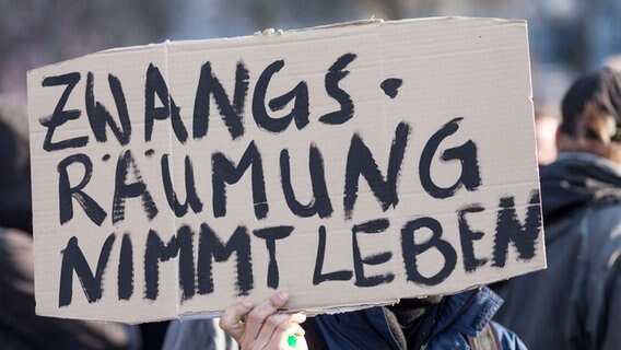 Ein Demonstrant hält ein Schild mit der Aufschrift "Zwangsräumung nimmt Leben". © picture alliance / dpa Foto: Florian Schuh