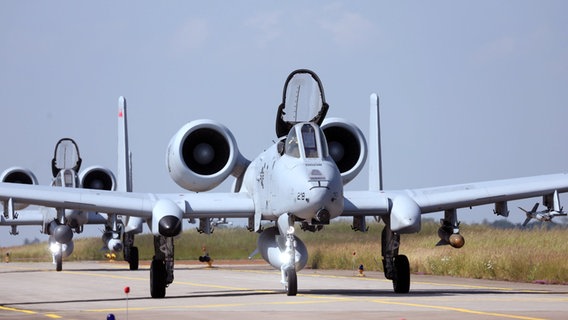 Zwei Kampfflugzeuge A10 der US-Airforce rollen bei einem Medientag zum Internationalen Luftwaffen-Manöver Air Defender 2023 auf die Startbahn. © dpa Foto: Karl-Josef Hildenbrand/dpa