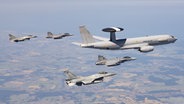 Militärflugzeuge der NATO fliegen am Himmel. © Luftwaffe 