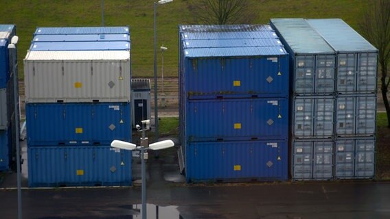 Blaue und graue Container stehen auf dem Gelände des AKW Brunsbüttel. © NDR 