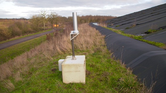 Ein Messgerät steht auf der Fläche der Deponie am AKW Brunsbüttel. © NDR 