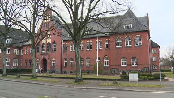 Ein Blick aufs Gebäude von Amtsgericht Neumünster. © NDR 