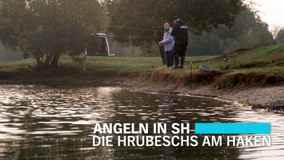 Danny Hrubesch (vorn)  und  Samir Chawki angeln gemeinsam am Forellenteich in Wiemersdorf. © NDR Foto: Lena Storm