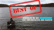 Auf einem Boot sitzen 4 Leute, daneben steht der Schriftzug: "Angeln in sH die Hrubeschs am Haken". Darüber ist ein roter Stempel auf dem "Best of" steht. © NDR Foto: Lena Storm