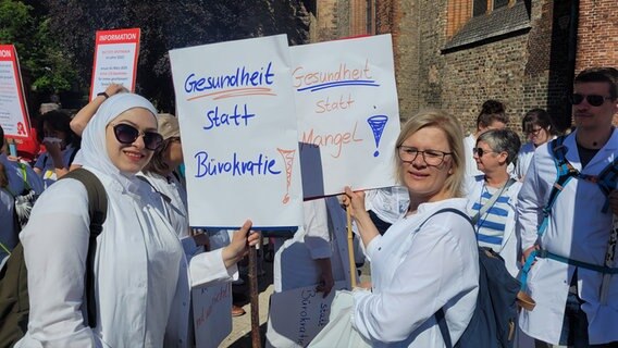 Zwei Frauen halten Schild hoch auf Protestmarsch für Apotheken in Flensburg © NDR Foto: Frank Goldenstein