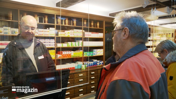 Kunden warten in einer Apotheke vor der Kasse. © NDR 