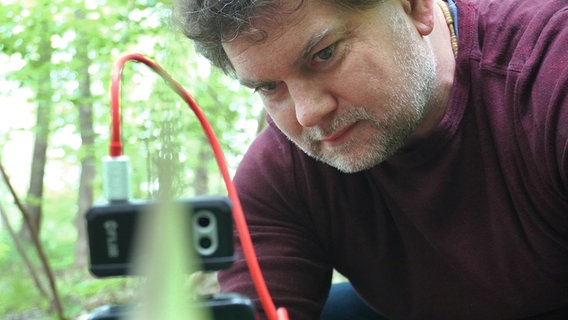 Florian Gloza-Rausch bereitet eine Wärmebildkamera vor © NDR Foto: Elin Halvorsen