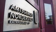 Ein Schild, das zeigt, dass hier das Amtsgericht Norderstedt ist. © NDR Foto: Carsten Janz
