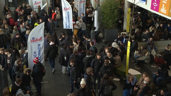 Junge Erwachsene auf einer Jobmesse © NDR Foto: NDR