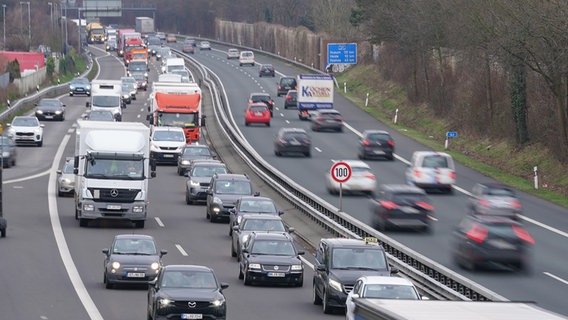 Blick auf die Autobahn A23. © picture alliance/dpa Foto: Marcus Brandt