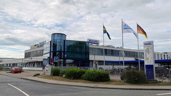Das Firmengebäude des Unternehmens Autoliv in Elmshorn. © NDR Foto: Doreen Pelz