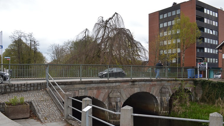 Eine Aufnahme der Beeckerbrücke in Bad Bramstedt.  © NDR Foto: Anne Passow