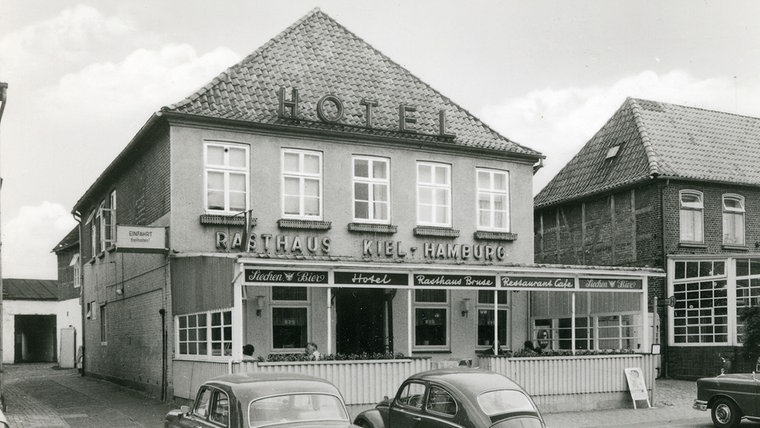 Eine historische Aufnahme eines Hotels in Bad Bramstedt. © Archiv Schadenhof